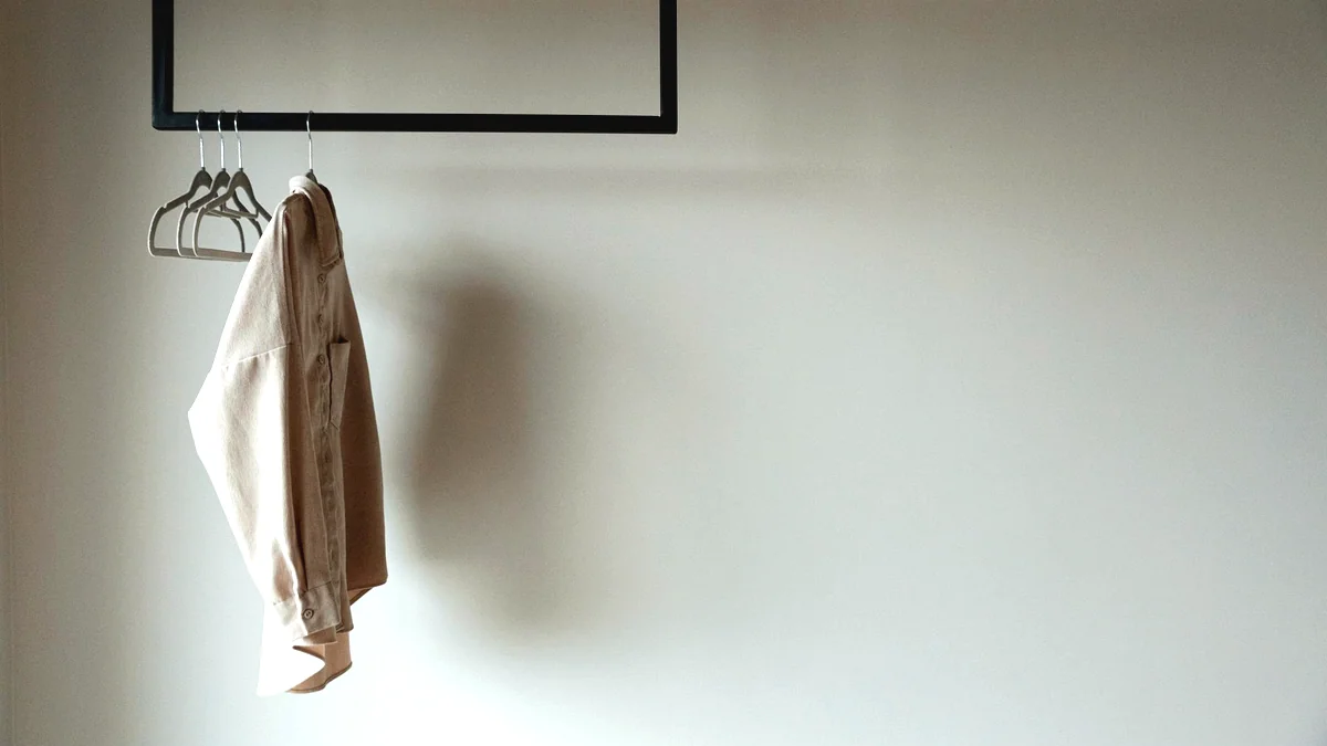 Garderoba capsula: cum construiesti un dressing minimal.